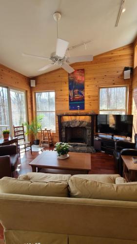 bracken_cabin_brevard_north_carolina_interior__04