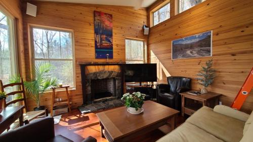 bracken_cabin_brevard_north_carolina_interior__06