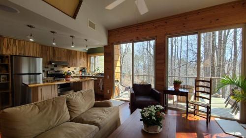 bracken_cabin_brevard_north_carolina_interior__07