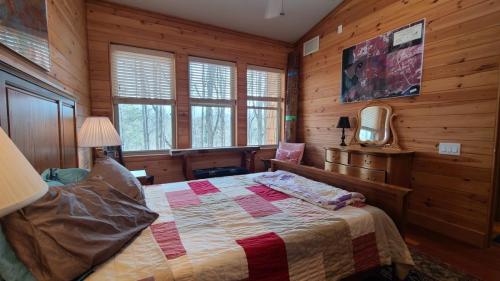 bracken_cabin_brevard_north_carolina_interior__18